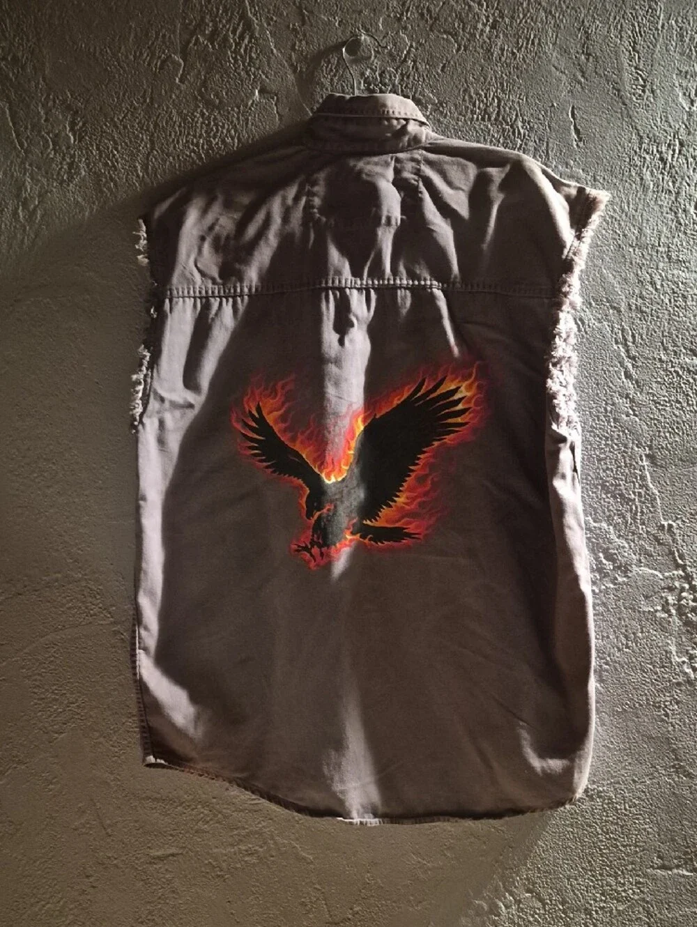 Men’s Sleeveless Button-Down Shirt with Eagle Patch - Gray